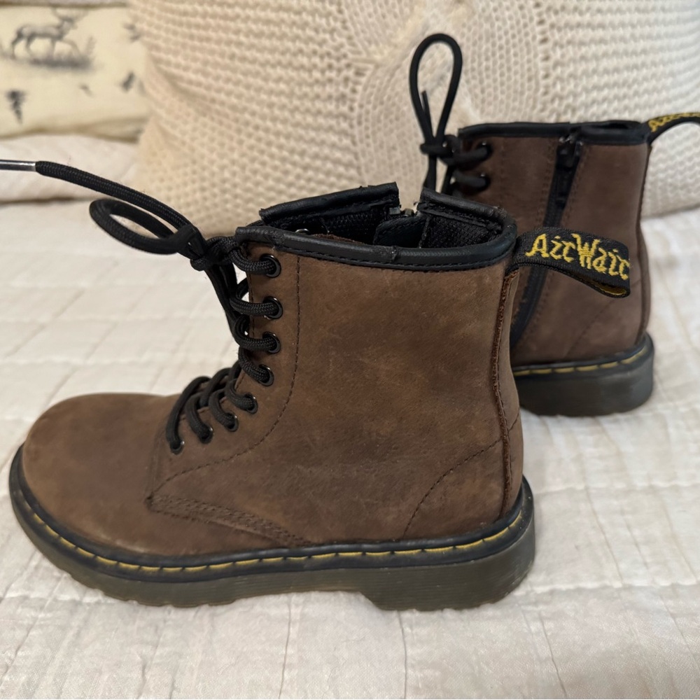 Dr Marten kids Delaney Brown size US 1 Classic Style EUC - Picture 2 of 12